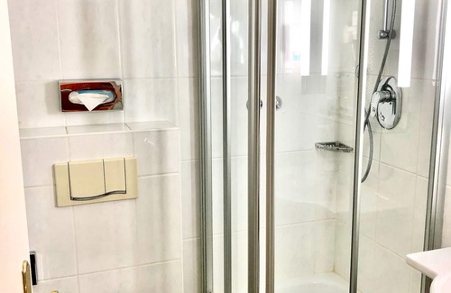 Frankenthal Hotel | Discover Hotel Central: 4-Star Stay with Pool & Spa