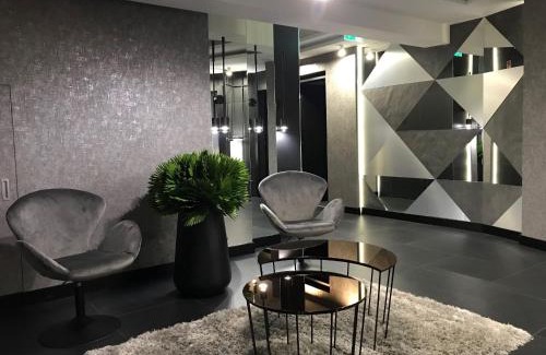 Kecskemet Hotel | Discover Hotel Central: Pet-Friendly Stay with Pool & Breakfast