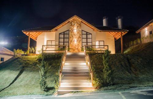 Aguas de Lindoia Hotel | Elegant Capitanias Hotel: 5-Star Retreat with Ocean Views