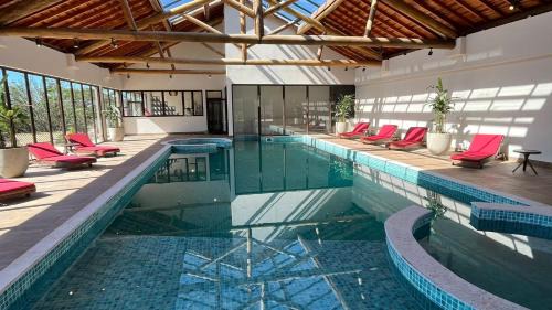 Aguas de Lindoia Hotel | Elegant Capitanias Hotel: 5-Star Retreat with Ocean Views