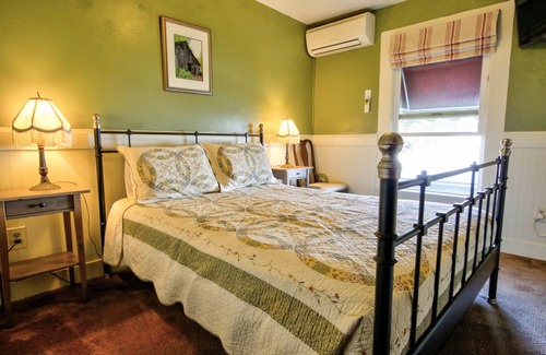 Groveland Hotel | Hotel Charlotte: Top-Rated Stay with Family-Friendly Dining