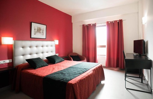 Santa Perpetua de Moguda Hotel | Explore Comfort at Hotel Cim Valles with Family-Friendly Amenities
