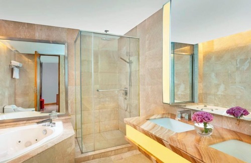 Tanjung Duren Utara Hotel | Discover Hotel Ciputra Jakarta: 4-Star Comfort & Pool Access