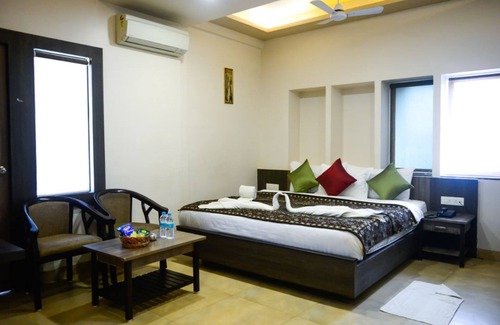 Jabalpur Hotel | Budget-Friendly Hotel City Inn with Breakfast & Family Comfort