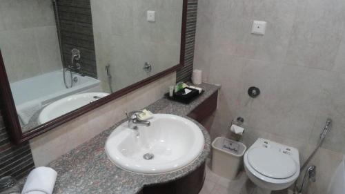 Agra Hotel | Elegant Hotel Clarks Shiraz: Pool, Spa & Ocean View