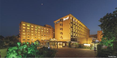 Agra Hotel | Elegant Hotel Clarks Shiraz: Pool, Spa & Ocean View