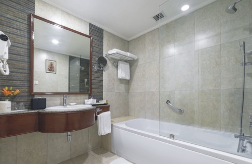 Rakabganj Hotel | Elegant Hotel Clarks Shiraz with Pool & Spa Experience