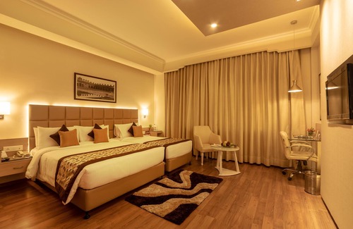 Rakabganj Hotel | Elegant Hotel Clarks Shiraz with Pool & Spa Experience