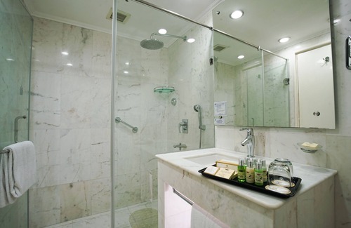 Rakabganj Hotel | Elegant Hotel Clarks Shiraz with Pool & Spa Experience