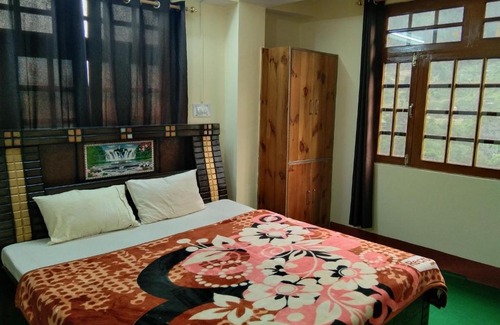 Sangla Bed & Breakfast | Budget-Friendly Stay at Hotel Classic with Breakfast Included