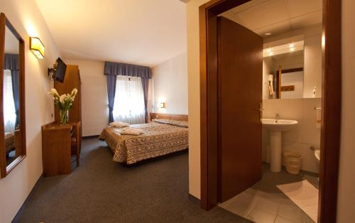 Cles Hotel | Discover Hotel Cles: Highly Rated with Family-Friendly Amenities