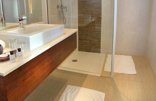Kone Hotel | Explore Hotel Colibri: Pool, Breakfast & Family-Friendly