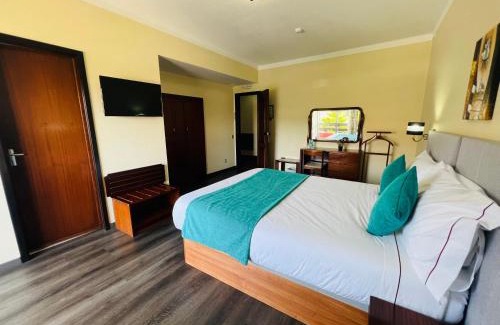 Monte Real Hotel | Oceanfront Hotel Colmeia with Pool & Child-Friendly Amenities