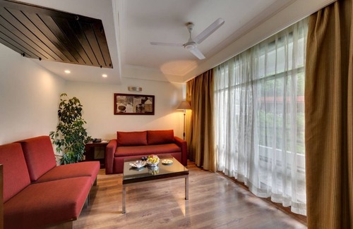 Bemloi Hotel | Relax at Hotel Combermere: Pool, Spa & Family-Friendly Fun