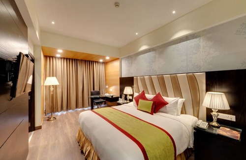Bemloi Hotel | Relax at Hotel Combermere: Pool, Spa & Family-Friendly Fun