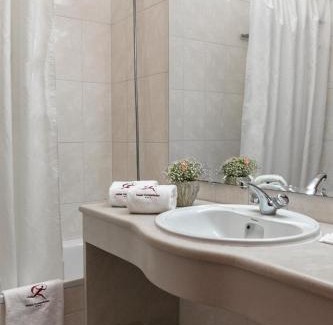 Bombarral Hotel | Welcoming Hotel Comendador with Breakfast & Family Amenities