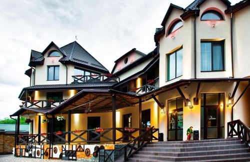 Vinnytsya Hotel | Budget-Friendly Retreat at Hotel Complex Dacha with Pool
