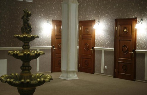 Sviatohirsk Hotel | Inviting Stay at Hotel Complex Monarkh with Pool & Breakfast