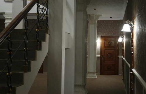 Sviatohirsk Hotel | Inviting Stay at Hotel Complex Monarkh with Pool & Breakfast