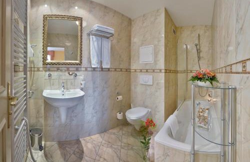 Marianske Lazne Hotel | Discover Hotel Continental: 4-Star Stay with Spa & Pet-Friendly