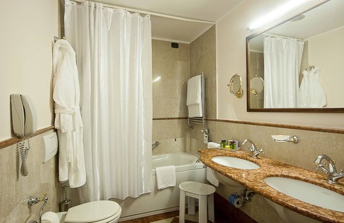 Pre Hotel | Elegant Hotel Continental Genova: Eco-Friendly Retreat