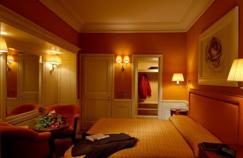 Historic Center Hotel | Explore Hotel Corona d'Oro: 4-Star with Pet-Friendly Amenities