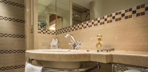 Historic Center Hotel | Explore Hotel Corona d'Oro: 4-Star with Pet-Friendly Amenities