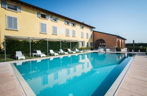 Valeggio sul Mincio Hotel | Eco-Friendly Retreat at Hotel Corte Del Paggio with Pool
