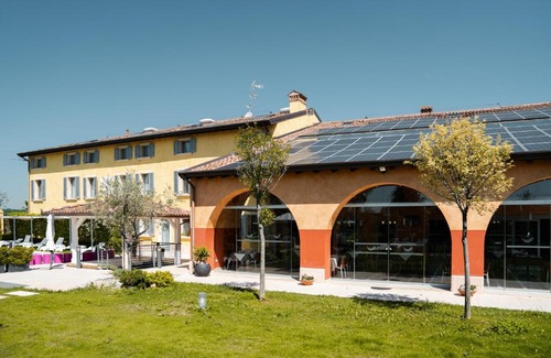 Valeggio sul Mincio Hotel | Eco-Friendly Retreat at Hotel Corte Del Paggio with Pool