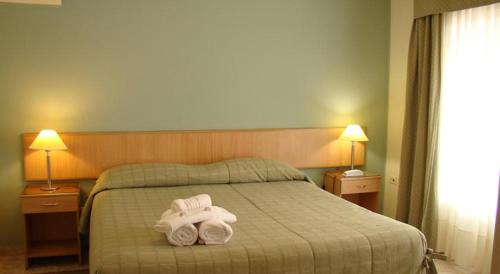 Plottier Hotel | Discover Comfort at Hotel Costa Limay with Hot Tub & More