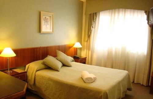 Plottier Hotel | Discover Comfort at Hotel Costa Limay with Hot Tub & More