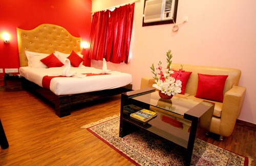 Park Street Hotel | Budget-Friendly Stay at Hotel Crestwood with Family Amenities