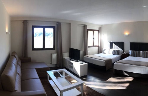 Molinos de Papel Hotel | Relax at Hotel Cueva del Fraile with Pool & Spa Amenities