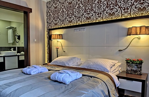 Krynica-Zdroj Hotel | Discover Hotel Czarny Potok Resort with Spa & Pool Access
