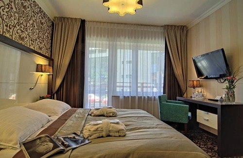 Krynica-Zdroj Hotel | Discover Hotel Czarny Potok Resort with Spa & Pool Access