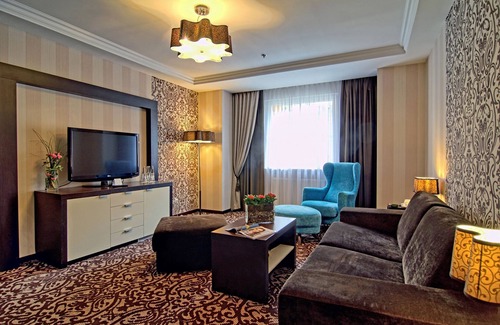 Krynica-Zdroj Hotel | Discover Hotel Czarny Potok Resort with Spa & Pool Access
