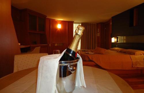 Benevento Hotel | Discover Hotel D.G. Garden with Pool and Hot Tub Access