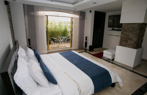 Bucaramanga Hotel | Inviting Hotel D' Leon: Family-Friendly with Pool & Dining