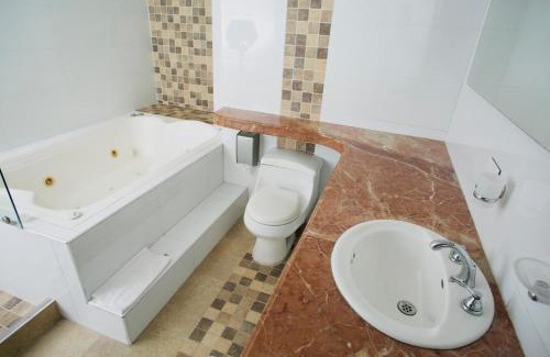 Bucaramanga Hotel | Inviting Hotel D' Leon: Family-Friendly with Pool & Dining