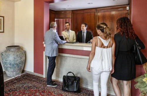 Basiano Hotel | Discover Hotel Daniel: 4-Star Comfort with Hot Tub & Dining