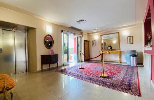 Basiano Hotel | Discover Hotel Daniel: 4-Star Comfort with Hot Tub & Dining