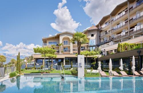 Schenna Hotel | Delightful Hotel Das Sonnenparadies with Oceanfront Pool