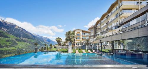 Schenna Hotel | Delightful Hotel Das Sonnenparadies with Oceanfront Pool