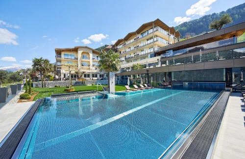Schenna Hotel | Delightful Hotel Das Sonnenparadies with Oceanfront Pool