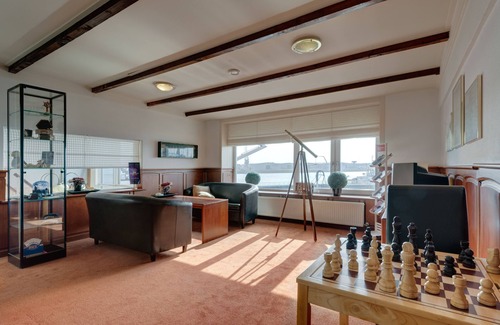 Municipality of Delfzijl Hotel | Discover Hotel De Boegschroef: Family-Friendly Retreat