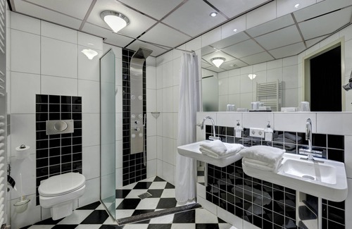 Municipality of Delfzijl Hotel | Discover Hotel De Boegschroef: Family-Friendly Retreat