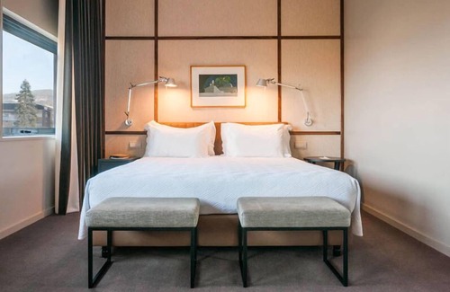 Guimaraes Hotel | Relax at Hotel de Guimarães: Pool, Spa & High Ratings