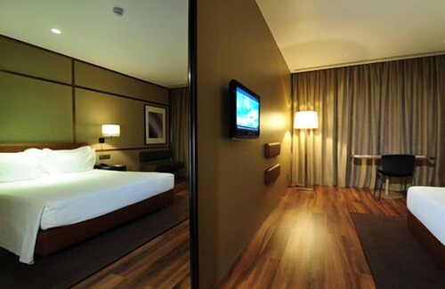 Guimaraes Hotel | Relax at Hotel de Guimarães: Pool, Spa & High Ratings
