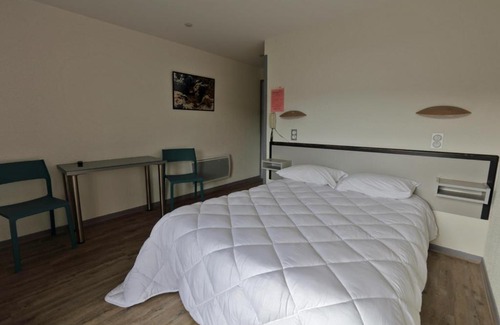 Meyrueis Hotel | Elegant Hotel De l'Europe: Oceanfront & Pet-Friendly Retreat
