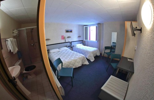 Meyrueis Hotel | Elegant Hotel De l'Europe: Oceanfront & Pet-Friendly Retreat
